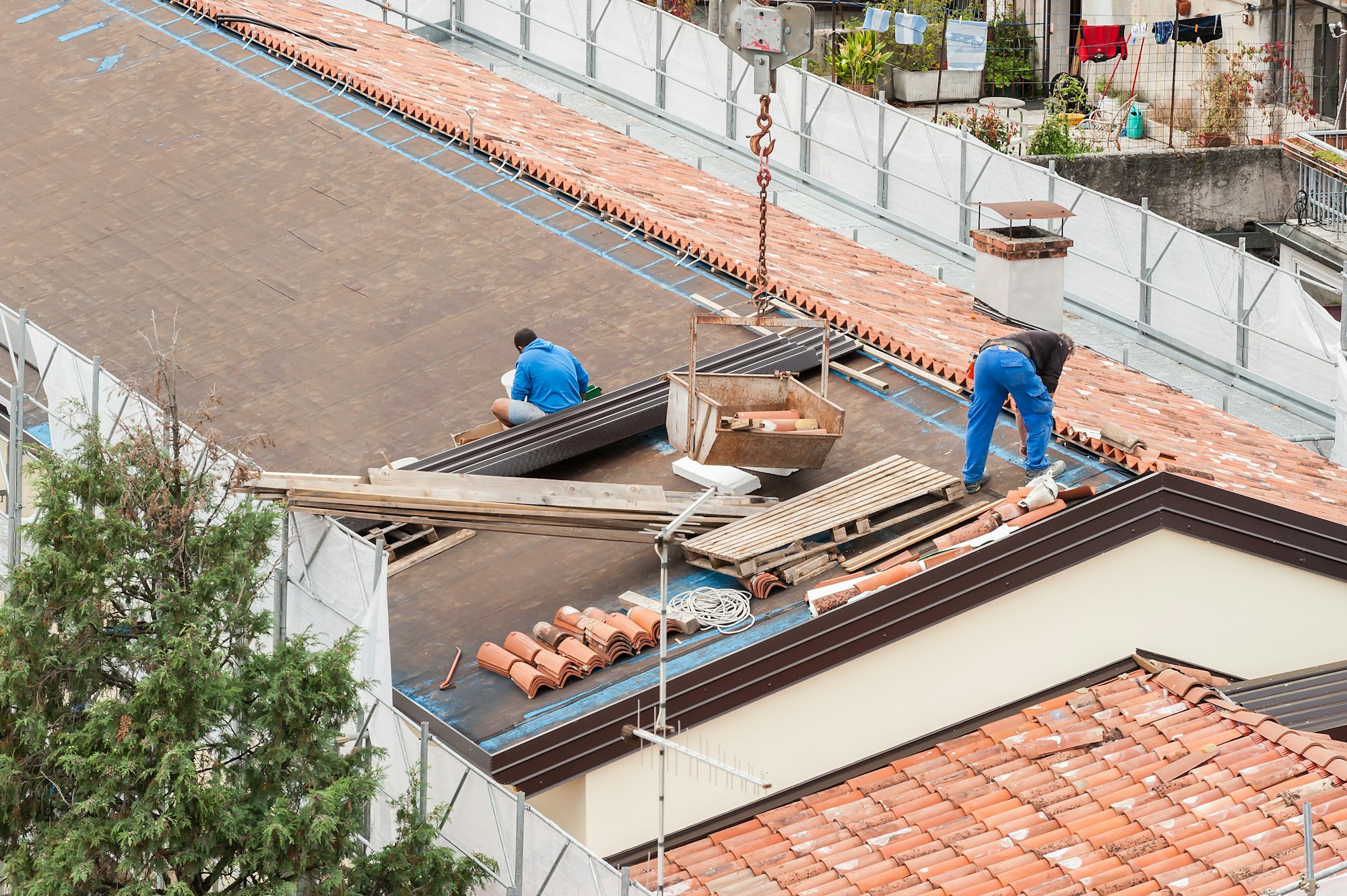 Workers in the construction of a roof.